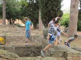 Хотите посмотреть, побродить и пощупать есть вариант Остия Антика. 20 минут электричкой из центра Рима. Самостоятельно, спокойно. Менее красив, чем Помпеи, зато на весь день и хоть убродитьесь. Еще один плюс - на мой взгляд, Помпеи - мертвый город, ужас пирокластического потока скозит из пустых зданий. Остия Антика - покинутый город. Это древний город, расположенный в старом устье (Остия-устье) Тибра в Средиземное море - т.е. портовый богатый город. Со временем Тибр изменил русло - город пришел в запустение и был покинут жителями. Площадь руин - 34 гектара, храм, театр, мозаики, настенная роспись и немецкая молодежь увлекающаяся паркуром по развалинам. Еще один несомненный плюс - еще 10 мин на электричке в том же направлении и вы на море. Может пост замантулить?