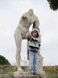 Хотите посмотреть, побродить и пощупать есть вариант Остия Антика. 20 минут электричкой из центра Рима. Самостоятельно, спокойно. Менее красив, чем Помпеи, зато на весь день и хоть убродитьесь. Еще один плюс - на мой взгляд, Помпеи - мертвый город, ужас пирокластического потока скозит из пустых зданий. Остия Антика - покинутый город. Это древний город, расположенный в старом устье (Остия-устье) Тибра в Средиземное море - т.е. портовый богатый город. Со временем Тибр изменил русло - город пришел в запустение и был покинут жителями. Площадь руин - 34 гектара, храм, театр, мозаики, настенная роспись и немецкая молодежь увлекающаяся паркуром по развалинам. Еще один несомненный плюс - еще 10 мин на электричке в том же направлении и вы на море. Может пост замантулить?