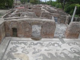 Хотите посмотреть, побродить и пощупать есть вариант Остия Антика. 20 минут электричкой из центра Рима. Самостоятельно, спокойно. Менее красив, чем Помпеи, зато на весь день и хоть убродитьесь. Еще один плюс - на мой взгляд, Помпеи - мертвый город, ужас пирокластического потока скозит из пустых зданий. Остия Антика - покинутый город. Это древний город, расположенный в старом устье (Остия-устье) Тибра в Средиземное море - т.е. портовый богатый город. Со временем Тибр изменил русло - город пришел в запустение и был покинут жителями. Площадь руин - 34 гектара, храм, театр, мозаики, настенная роспись и немецкая молодежь увлекающаяся паркуром по развалинам. Еще один несомненный плюс - еще 10 мин на электричке в том же направлении и вы на море. Может пост замантулить?