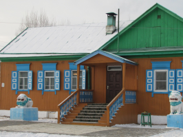 Бурятия шикарная! И летом, и зимой. Мы были зимой и снег в степи очень красиво ложится, вокруг горная гряда, в дацане тихо и безветренно, даже собаки тихие и еще там живут косули!) Меня, как девушку, сначала не планировали пускать к действующему хамбо ламе Аюшееву, но когда он узнал, что в делегации я единственная женщина потребовал запустить меня первую, а за мной моих начальников с хадаками (буддистские шарфы - символы гостеприимства). Он на 2 часа завел что-то типа проповеди. Плавно переходя к Итигэлову. А потом мамадорогая нас по одному допускали в дворец к его телу. Сказать, что все выходили оттуда с одуревшими глазами - ничего не сказать. Но так светло становится на душе после посещения дацана. Глава Иволгинска нас ещё возил в придорожное кафе, поесть буузы - ням!  Кстати, на фото домик скромный - тут живёт главный буддист России Аюшеев. Внутри так же скромно и аскетично.