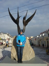 Бурятия шикарная! И летом, и зимой. Мы были зимой и снег в степи очень красиво ложится, вокруг горная гряда, в дацане тихо и безветренно, даже собаки тихие и еще там живут косули!) Меня, как девушку, сначала не планировали пускать к действующему хамбо ламе Аюшееву, но когда он узнал, что в делегации я единственная женщина потребовал запустить меня первую, а за мной моих начальников с хадаками (буддистские шарфы - символы гостеприимства). Он на 2 часа завел что-то типа проповеди. Плавно переходя к Итигэлову. А потом мамадорогая нас по одному допускали в дворец к его телу. Сказать, что все выходили оттуда с одуревшими глазами - ничего не сказать. Но так светло становится на душе после посещения дацана. Глава Иволгинска нас ещё возил в придорожное кафе, поесть буузы - ням!  Кстати, на фото домик скромный - тут живёт главный буддист России Аюшеев. Внутри так же скромно и аскетично.