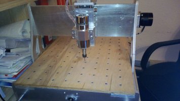 Станок обощелся в 200-250евро, рабочий обьем 450х600х70. Работаю на фирме где есть станки для лазерной резки - поэтому мой станок из 10мм и 12мм алюминия. Некоторые стыковочные поверхности отфрезерованы. Направляющие, винты, каретки и прочие мелочи с алиэкспресс. Моторы от лабораторного робота-дозатора с шагом 0.9 градуса. Шпиндель на 600 ватт. Вся электроника поместилась в станине, наружу выходят только два кабеля - сеть и усб. Станок делался для авиамоделизма - дерево, фанера, оргстекло и тонкий алямень.