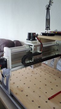Станок обощелся в 200-250евро, рабочий обьем 450х600х70. Работаю на фирме где есть станки для лазерной резки - поэтому мой станок из 10мм и 12мм алюминия. Некоторые стыковочные поверхности отфрезерованы. Направляющие, винты, каретки и прочие мелочи с алиэкспресс. Моторы от лабораторного робота-дозатора с шагом 0.9 градуса. Шпиндель на 600 ватт. Вся электроника поместилась в станине, наружу выходят только два кабеля - сеть и усб. Станок делался для авиамоделизма - дерево, фанера, оргстекло и тонкий алямень.
