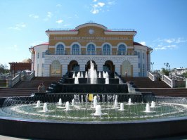 Государственный русский драматический театр -очень красивое здание и фонтаны. Да и по всему городу интересные скульптуры расположены.