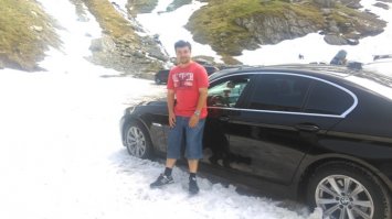 18 июня 2016...трасса трансфэгэрэшан,Румыния открылась....самаю красивая дорога по версий топгир,была жара но снег не успел оттаять....я с дуру залез в снег потом не смог выйхать...на зимней резине! ))