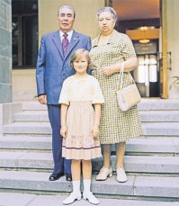 Автор, глаза разуй! Какая на фиг ДОЧКА ГАЛИНА БРЕЖНЕВА? ЭТО ПРАВНУЧКА ГАЛЯ!!! Дочь у Брежнева родилась в 1929 году, когда Леониду было 23 (!) года.