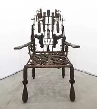 Художник создал позолоченный стул из настоящих автоматов Калашникова