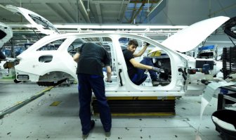 Тот что сидит,сразу видно "местный"