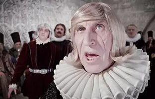 10 голливудских киноперсонажей с самыми дурацкими прическами (11 фото)