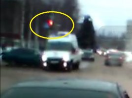 1. Водитель скорой должен был убедиться, что его пропускают.
2. Чувак на мазде явно с превышением летел, но в любом случае, водитель скорой должен был убедиться, что его пропускают.
3. Тут пишут, что чувак на мазде летел на жёлтый. Это не так, в момент столкновения жёлтый ещё не загорелся, фото прилагаю.
Понятно, что скорую надо пропускать, но им тоже голову надо включать.