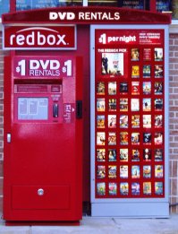 Это RED BOX- автомат по прокату DVD дисков. В США все еще есть такая сеть проката а не как у нас p2p и торренты.