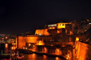 Из пушек стреляют не только на Мальте. Собственное "имя" дома имеют в Валетте и Мдине. В остальных городах не замечал. Кстати, до революции в России дома тоже могли иметь собственное "имя". Из минусов - ужасная грязь. Мусор везде и местным на это плевать. Только в Мдине было чисто. А вот насчет обойти два-три города это да. Жили в Сент-Поль-Бей, а на пляж ходили в Ауру, проходя попутно ещё и через Буджиббу. ))) И дальше по побережью города сливаются. По Валетте лучше всего летом гулять ночью. Город просто медовый в свете фонарей.