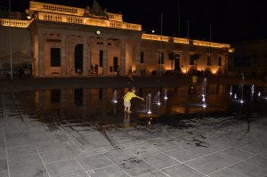 Из пушек стреляют не только на Мальте. Собственное "имя" дома имеют в Валетте и Мдине. В остальных городах не замечал. Кстати, до революции в России дома тоже могли иметь собственное "имя". Из минусов - ужасная грязь. Мусор везде и местным на это плевать. Только в Мдине было чисто. А вот насчет обойти два-три города это да. Жили в Сент-Поль-Бей, а на пляж ходили в Ауру, проходя попутно ещё и через Буджиббу. ))) И дальше по побережью города сливаются. По Валетте лучше всего летом гулять ночью. Город просто медовый в свете фонарей.