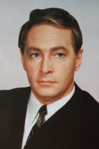 На хера мне смотреть на альфа-самцов классического Голливуда если живу в РОССИИ у меня есть свои и получше в 1000 раз!