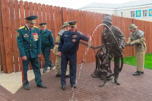 г Владимир
 На базе доистрического  пожарного насоса (  не новодел ) сделали  колонку - питьевой фонтан. 
Дети в восторге
