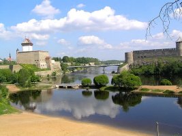 Граница России и Эстонии. Слева - эстонский город Нарва, справа - российский Ивангород