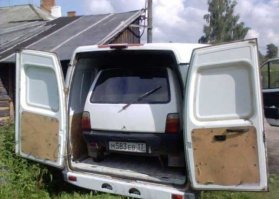 Расскажу еще способ. :) 

Покупаете эвакуатор. 

Можно старый. Не на ходу. 
Главное, что бы совсем не разваливался. 

И паркуете его во дворе. 

Все. У вас есть парковочное место. 
Всегда. 

И может даже и не одно. 

А если рядом газель фургон запарковать, то у вас еще и сарай будет! :) 

Ну или еще одно парковочное место...