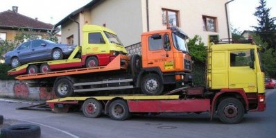 Расскажу еще способ. :) 

Покупаете эвакуатор. 

Можно старый. Не на ходу. 
Главное, что бы совсем не разваливался. 

И паркуете его во дворе. 

Все. У вас есть парковочное место. 
Всегда. 

И может даже и не одно. 

А если рядом газель фургон запарковать, то у вас еще и сарай будет! :) 

Ну или еще одно парковочное место...