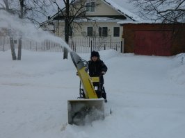 Да что Вы говорите. Всё прекрасно убирается на любой поверхности. Мой чистит сугробы глубиной до 50см. Поверхность значения не имеет. Если под снегом лёд, надеваются цепи. Управляется с ним прекрасно мой сын. Вот фото.