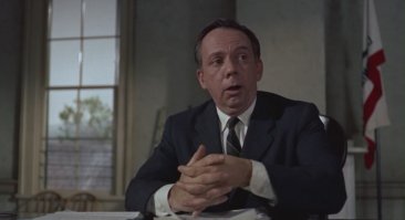 Далее, я перескочу на, примерно 1ч 15 мин. Сцена падения с башни и суд. Во первых, изображающий интерес к даме пи-дор позорно сбежал с места падения. 
А потом очень внимательно смотрим и слушаем вердикт судьи по делу "самоубийства". Вслушайтесь в слов судьи по отношению к пи-дору - "Его странное поведение...он стал виновником смерти... это дело останется на его совести". О как!
То есть, судья прекрасно разбирается в людях, потому он и судья. Юридически не наказав пи-дора, он дал всем понять, что детектив - абсолютная мразь! А скепсис на лице судьи в момент его высказываний о "безумной" жене заслуживает аплодисментов!

"Вряд ли,конечно, в фильме пытались изобразить именно то,что Вы увидели, но что уж поделать ))))) "
- ОТвечаю: я поржал над Вашим ответом, поскольку Вы ничего мне не объяснили по фильму, а я Вам уже 30 процентов фильма объяснил.

А теперь Ваша очередь: объясните мне, за что мужик убил свою жену, сломав её шею и скинув тело с башни?
Обращаю внимание на нюанс, на который Вы нисколечки не обратили - муж жил в городе, жена жила в пригороде, это означает нечто, что Вы мне должны объяснить - почему в богатом клане, выдавшем свою дочь за простого парня, и этого парня выдвигающего на пост управленца верфей, этот парень убивает свою богатую жёнушку и хочет уехать после убийства? За что он её?
ЖДУ!