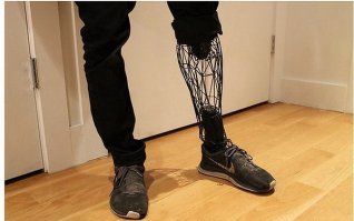 Протез для ноги сделанный на 3D принтере в стиле Киберпанк