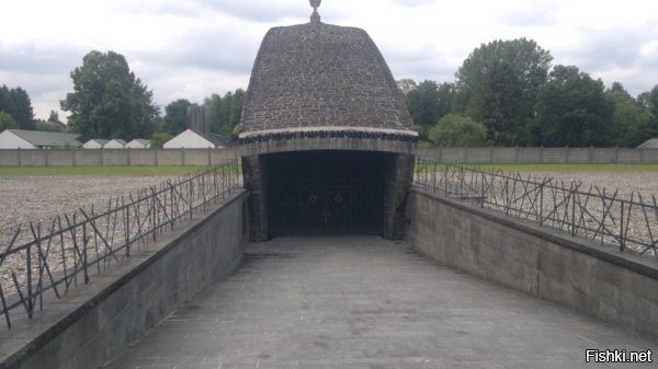 ну так, ничего особенного. Фотки со жмурами были нормой.
Фотки убийц- насмотрелись уже.

в 90-ые пострашнее передачи были по ТВ.

А вот ездил я как то в Дахау... вот это было стремно. В живую, видя масштабы, просто пугает и поражает.
Я даже месяц потом не шутил шутки про евреев.