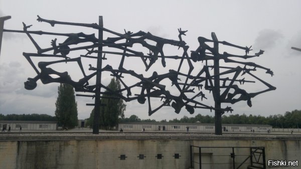 ну так, ничего особенного. Фотки со жмурами были нормой.
Фотки убийц- насмотрелись уже.

в 90-ые пострашнее передачи были по ТВ.

А вот ездил я как то в Дахау... вот это было стремно. В живую, видя масштабы, просто пугает и поражает.
Я даже месяц потом не шутил шутки про евреев.