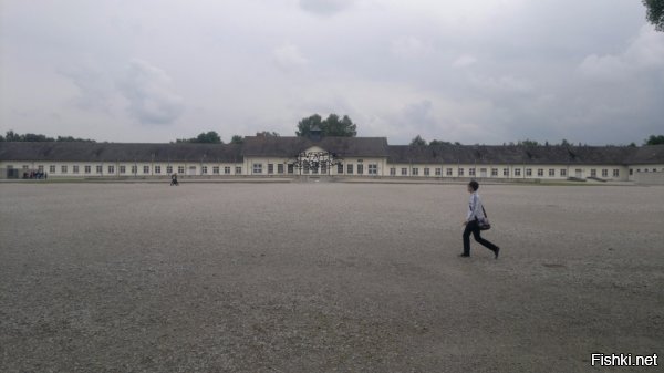 ну так, ничего особенного. Фотки со жмурами были нормой.
Фотки убийц- насмотрелись уже.

в 90-ые пострашнее передачи были по ТВ.

А вот ездил я как то в Дахау... вот это было стремно. В живую, видя масштабы, просто пугает и поражает.
Я даже месяц потом не шутил шутки про евреев.