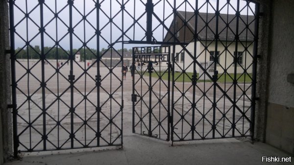 ну так, ничего особенного. Фотки со жмурами были нормой.
Фотки убийц- насмотрелись уже.

в 90-ые пострашнее передачи были по ТВ.

А вот ездил я как то в Дахау... вот это было стремно. В живую, видя масштабы, просто пугает и поражает.
Я даже месяц потом не шутил шутки про евреев.