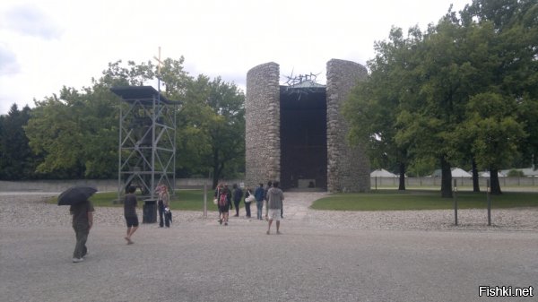 ну так, ничего особенного. Фотки со жмурами были нормой.
Фотки убийц- насмотрелись уже.

в 90-ые пострашнее передачи были по ТВ.

А вот ездил я как то в Дахау... вот это было стремно. В живую, видя масштабы, просто пугает и поражает.
Я даже месяц потом не шутил шутки про евреев.