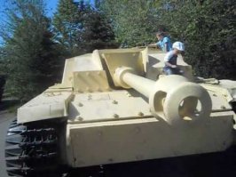 вот фото адской разборки, в принципе и так все ясно.
а второе, опять же если не ошибаюсь, после перекраски в один тон. цвет прям подобрали с душой, ну или то шо дали.