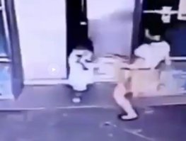 Как было на самом деле:
Мамаша просто хотела легким пинком в спину затолкнуть девочку в лифт... ну, чтобы напугать. Ну, чтобы не отставала.
Но девочка увидела закрывающийся двери и вовремя отскочила. Только в итоге лёгкий пинок в спину превратился ударом в челюсть.
То что она врёт очевидно, руководитель службы безопасности здания... Гммм... он там что то говорил типа... Неважно, отмазал вообщем.