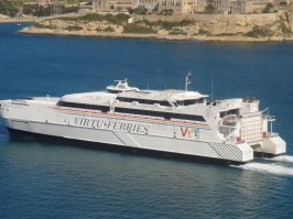 странный вопрос автора мучает: откуда эти автомобили на Мальте? Мальта - государство в Средиземном море и с Сицилии туда паромов ходит 17 штук туда-обратно. например, с Поццалло есть 9 рейсов (около 2 часов в пути).