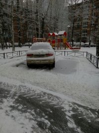 Так таких умных докуя. На одном фото мудень свою вторую машину по диагонали паркует, чтоб потом первую поставить. На другом тупо два умных заборчик ставят.