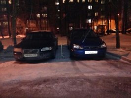 Так таких умных докуя. На одном фото мудень свою вторую машину по диагонали паркует, чтоб потом первую поставить. На другом тупо два умных заборчик ставят.