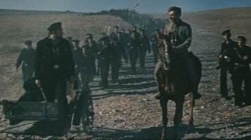 Есть сцена массового хохота - вообще шедевр  в фильме «Железный поток» —  снятый в 1967 году режиссёром Ефимом Дзиганом.