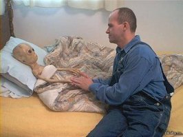 На этой фотографии изображён ведущий "Территории заблуждений" на Рен-ТВ - Игорь Прокопенко. (без очков и грима). Он нежно сжимает руку своего сына, который лежит в кровати. Но в это трудно поверить. Прокопенко - мать своего сына, который был зачат в Игоре во время одного из похищений, когда он исчез в составе бригады "Космопоиск" во главе с Вадимом Чернобровом, во время изучения энергетического отверстия в Жанне Агузаровой.