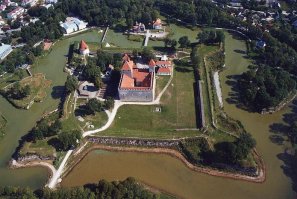Эстония , остров Сааремаа. Был там несколько лет назад. Отличный музей, множество интересных экспонатов и вообщем понравилось там...  Епископская крепость в Куресааре, которую в народе также называют Куресаареским замком, была построена в XIV веке. В настоящее время в здании замка располагается Сааремааский музей с постоянной экспозицией и различными временными выставками.
Здание конвента в епископском замке - это единственное средневековое крепостное строение в Прибалтике, сохранившееся до нашего времени без значительных изменений.