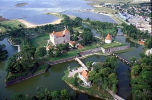 Эстония , остров Сааремаа. Был там несколько лет назад. Отличный музей, множество интересных экспонатов и вообщем понравилось там...  Епископская крепость в Куресааре, которую в народе также называют Куресаареским замком, была построена в XIV веке. В настоящее время в здании замка располагается Сааремааский музей с постоянной экспозицией и различными временными выставками.
Здание конвента в епископском замке - это единственное средневековое крепостное строение в Прибалтике, сохранившееся до нашего времени без значительных изменений.