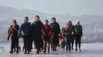 какой дикий УЖАС!!!
вся школа вынуждена идти пешком по тонкому лъду!
куда смотрит государство? почему не организовали автобус?
банду геть!)))

так могли бы выглядеть заголовки...
для информации:
это идут детишки из школы в Швеицарии в гости к школе-партнеру в Германию по льду Бодензее, через залив.

Die gesamte Schule der Schweizer Gemeinde Rorschacherberg überquert den zugefrorenen Bodensee. Sie besuchen die deutschen Schüler in Kressbronn.