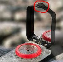 Там есть не только зеркало, но и "прицел", который нужно направить на тот предмет, азимут которого хочешь определить. Поскольку компас надо при этом держать горизонтально, то увидеть шкалу и стрелку одновременно "прицеливаясь", невозможно. Для этого и делается зеркало -- чтобы можно было одновременно и в "прицел" смотреть и шкалу видеть.