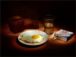 В выходной, да с утречка
Завтрак у холостячка.