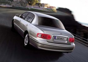 У меня крайние две машины-КИА. Поэтому регулярно бываю в их автосалоне. Хочу предложить в коллекцию Опируса. В продаже уже нет, в городе практически не встречаю. Всегда не понимал: кто за такие деньги купит такую "несимпатичную" машину?
Разрешите внести и этот автомобиль в вашу коллекцию.