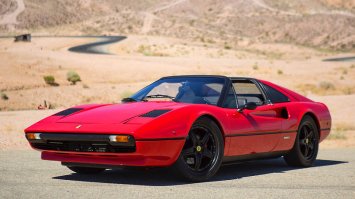 Ого... Сударь оценщик концепций и дизайна? Ну тогда я приведу свои доводы:
У самодельщика классический спорткар с передним расположением двигателя, и весь дизайн пляшет вокруг этого: чтобы сделать более-менее нормальную развесовку кабина сильно сдвинута назад, за счет чего задняя часть получилась здорово куцей. Если бы мне предложили выбрать, компоновку какой машины мне напоминает "Вирус" - я бы, пожалуй, вспомнил бы что-то типа 308 феррари.
Компоновка же вектора среднемоторная, в связи с чем он больше похож на концепт какого-то ламборгини типа countach или diablo. 
Что касается внешних различий: компоновка капота, оптика, остекление, оформление задней части - все это абсолютно не похоже у данных машин. Скажем больше - предлагаю вам найти хоть что-то "слизанное" - у меня лично не получилось. Учитывая все вышеописанное, я не вижу смысла выяснять у Вас значения слов "дизайн", "абсолютно" и "разные"...