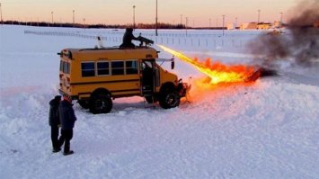 огнеметчик понравился. Вообще радикально - и со снегом, и с сорняками, и с пешеходами. Даже на Болотную можно, в случае чего.