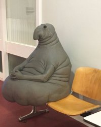 в данном случае мем был создан голландской художницей Маргритой ван Брифорт. Она вылепила скульптуру - странное существо без ног, но с человеческими руками и головой, как у морского слона. Называется “Ждун”. Установлен этот артобъект в медицинском центре Университета Лейдена и символизирует пациента, ожидающего приема у врача.