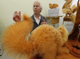 Шикарно, всегда поражаюсь, когда смотрю на подобные работы.  Помимо сложнейшей работы, там-же еще нужно продумать полностью сюжет, тысячи мелчайших деталей. .

Еще поражают работы Сергея Бобкова из стружки.