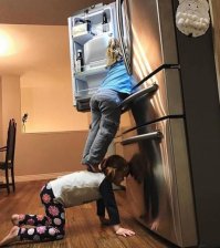 Та что внизу сама сможет достать всё с полок.