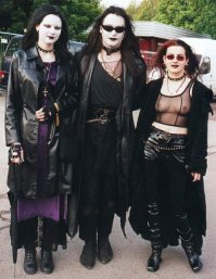 Автор вот много ли ты в рекламе понимаешь??? Такая парикмахерская скорее для целевой аудитории.....