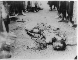 Казнь линчи
«20 резаний» делалось следующее:
1 и 2 резания – две брови;
3,4 – по куску от двух ягодиц;
5,6 – соски и мясо с двух грудей;
7,8 – кисти двух рук;
9, 10 – до локтей руки;
11,12 – стопы на ногах;
13,14 – ноги до колен;
15 – распорка брюшной полости;
16 – перерезать горло;
17,18 – до плеч руки;
19,20 – ноги.